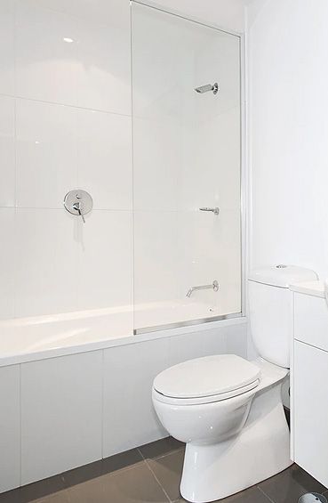Badewanne mit Duschabtrennung Badewanne mit Duschabtrennung